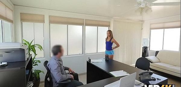 VIP4K. College-Reise ist teuer, also warum Teen für Leihgabe gefickt wird